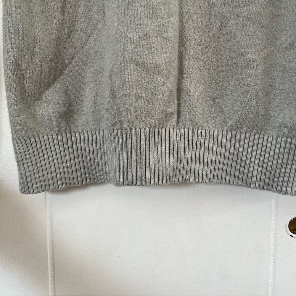 Sioni Milano Gray Pleated V-Neck Woman’s Sweater With Lacey Textured Sleeves - Picture 6 of 8